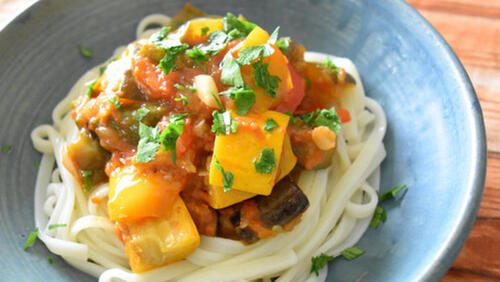 朝は肌寒かったですが、いいお天気になりましたね！肉汁ざるうどん ¥750 はいかがですか😚 冷たい麺を温かい 汁につけていただきます！美味しかった〜😋