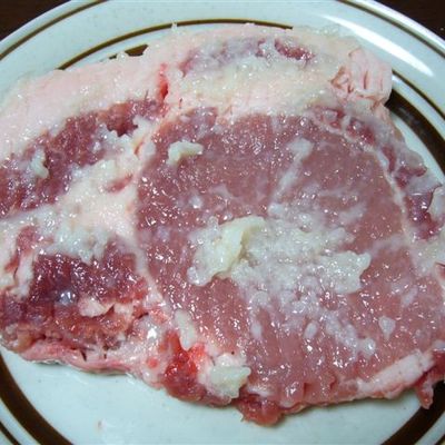 液体塩こうじ使用！厚切り豚ロースときのこのチゲ鍋