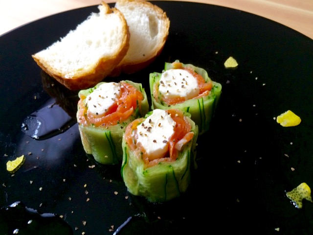 本日の一品 スモークサーモンと マスカルポーネの前菜 パンやクラッカーにディップして。 週末やお仕事お疲れ様のご褒美レシピちょいちょい見かけるおしゃれレシピにチャレンジ 結構簡単にできたので材料さえ揃えばご褒美レシピに◎ □材料 スモークサーモン：適量