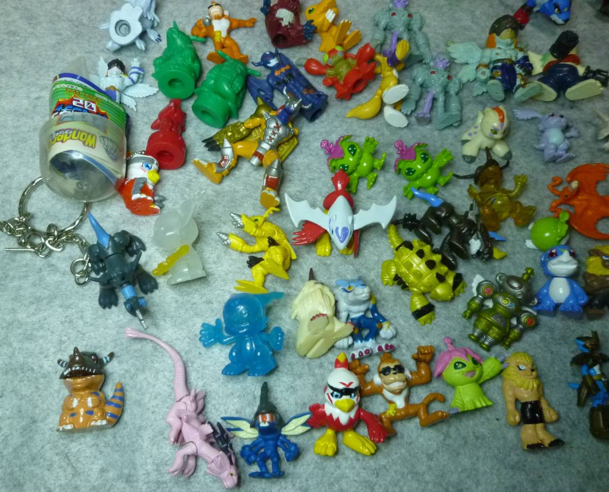 ディズニーチョコエッグ コレクション 約110体 木製ディスプレイケース付き Polly Pocket Addams Family ポーリーポケット