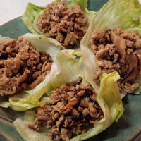 肉そぼろのレタス包みいい味、いい笑顔 コーミ株式会社