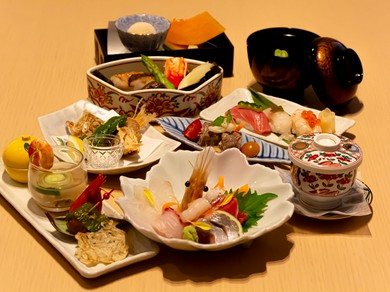 知床斜里駅から車で5分🚗 観光名所の天に続く道展望台も10分の好立地🔥 知床ごはんtomoniでは定食から居酒屋メニューまで取り揃えております🌳 皆さん知床観光の際はぜひお待ちしてます！！ . @official_hotelboth も多少空室あります！サウナの予約もじゃんじゃん