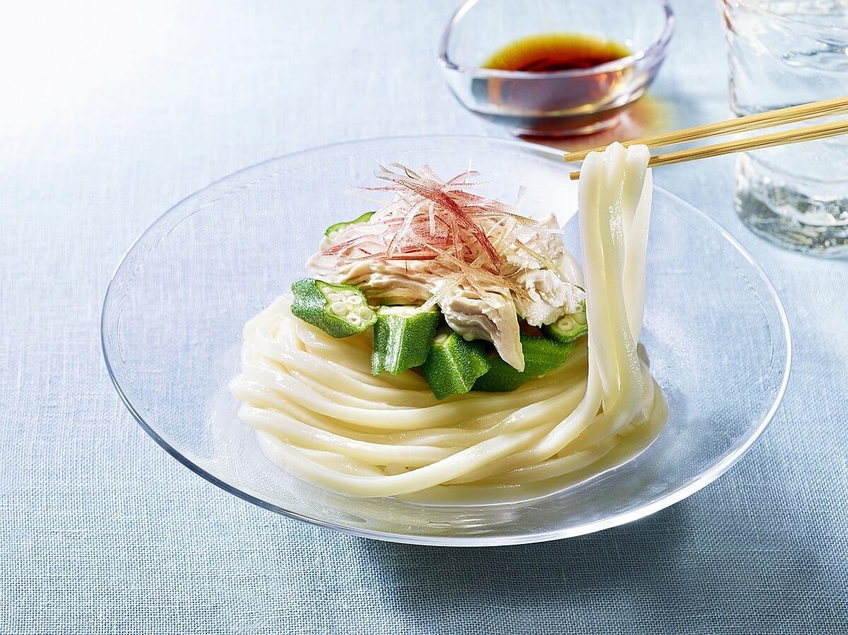 これガチに旨いから皆様にも本当にやってほしい レンジで超簡単 『ぺぺたまうどん』 丼ににんにく1片、白だし大1半、オリーブ油大1、鷹の爪1本、冷凍うどん1玉入れラップし6分チン熱い内に溶き卵1個入れ混ぜ完成 コシのあるうどんに半熟たまごダレが絡まり、悶絶必須