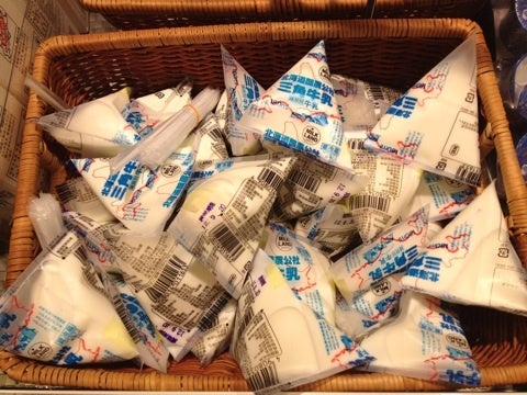 テトラパックとテトラパック専用搬送ケース なつかしの学校給食森牛乳 2012 09 17: masaharus-eye☆2nd