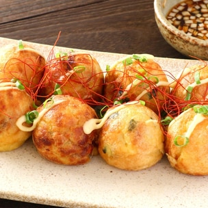 ごま油で『人気店風の冷凍たこ焼き』 ①ごま油小さじ1を入れたフライパンに引く ②たこ焼き6個を冷凍のまま弱火で10分焼いたら完成！ ☆某人気たこ焼き チェーン風の、中フワッ！外カリッ！のたこ焼きに！ ☆麦ライス さんのレシピを参考にしています家事ヤロウ