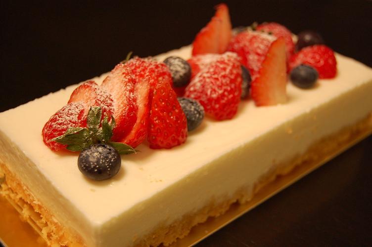 ベリー飾りの濃厚レアチーズケーキ