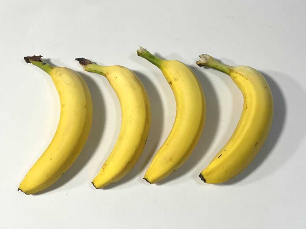 ちなみにバナナが冷蔵庫に入れるから黒くなるのは分かったうえで長年バナナは冷蔵庫派です〜 私の経験上、他のお店で購入したバナナと、コストコで購入したバナナ の冷蔵庫の中での変色の仕方が違うな〜って思った投稿でした🥹 でも単なる思い違いかもですね〜💦