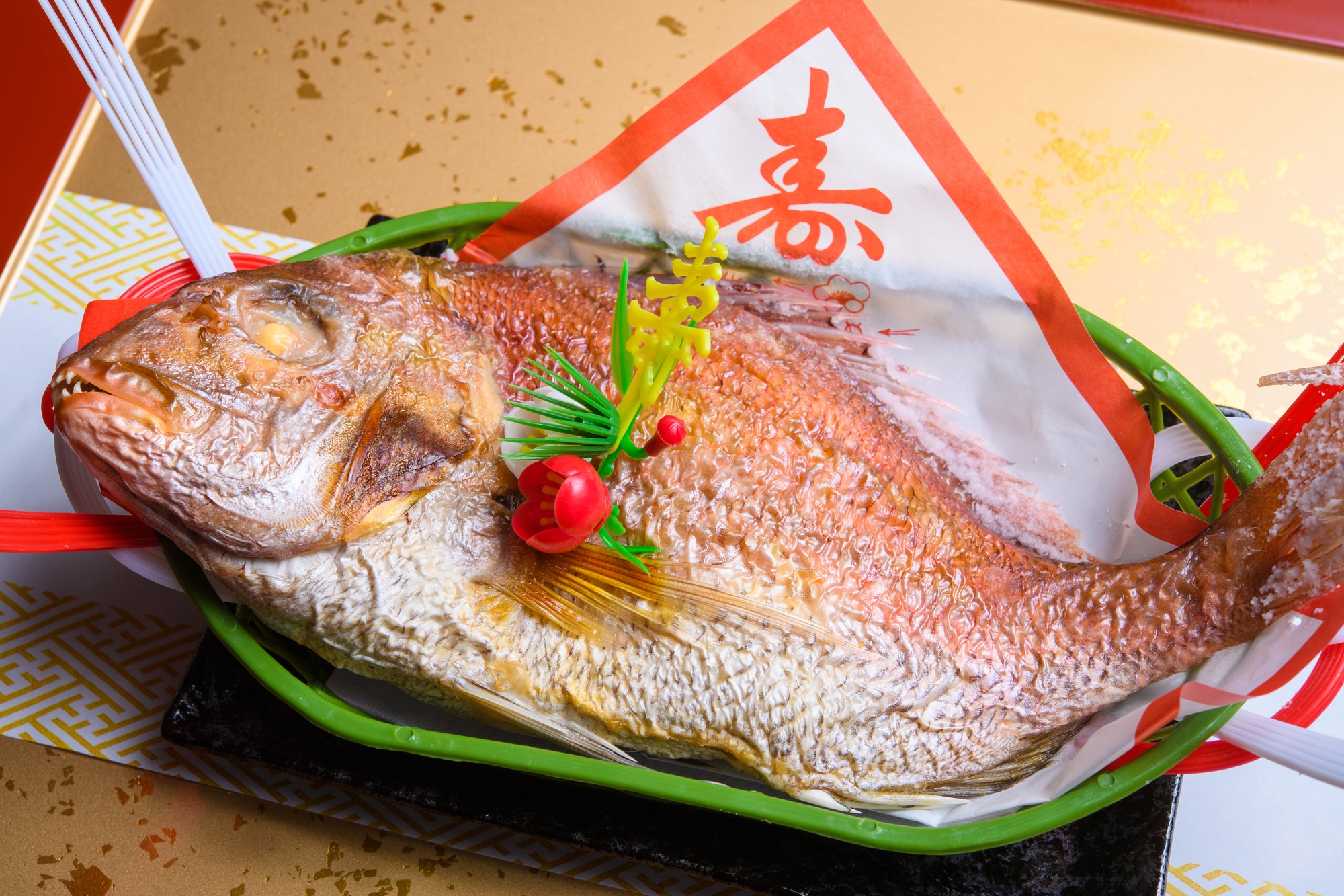 年末おせちご予約承り中 鯛づくし＋和食屋のおせち二段重 29,800円 税込迎春は豪華おせちで彩り豊かに 「日本の御馳走えん」のおせち料理をご用意いたしました！鯛づくし三種 鯛しゃぶ・鯛だし茶漬け・鯛めし に、和食屋のこだわりおせち二段重がセットになった