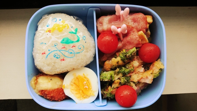 お弁当がパッと華やぐ「赤のサブおかず」4選♡ 簡単でオシャレな作り置きレシピお弁当 10MORE