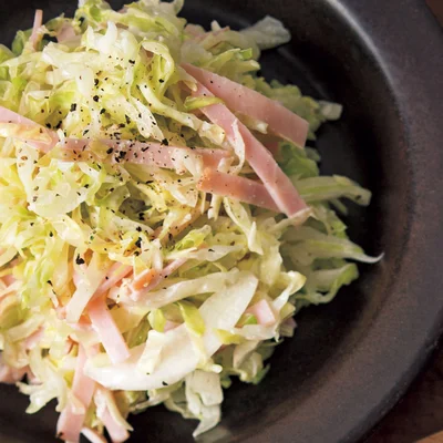 塩もみなし！ さっぱり＆シャキシャキ！ コールスロー🥬」 . あぁ、なぜこんな簡単で シンプルな 味つけなのに こんなにおいしい？😋クリスマスパーティーの 付け合わせサラダ🥗としても おすすめ！ ぜひみて作ってね😋 . このあと21時から YouTube kohkentetsukitchen