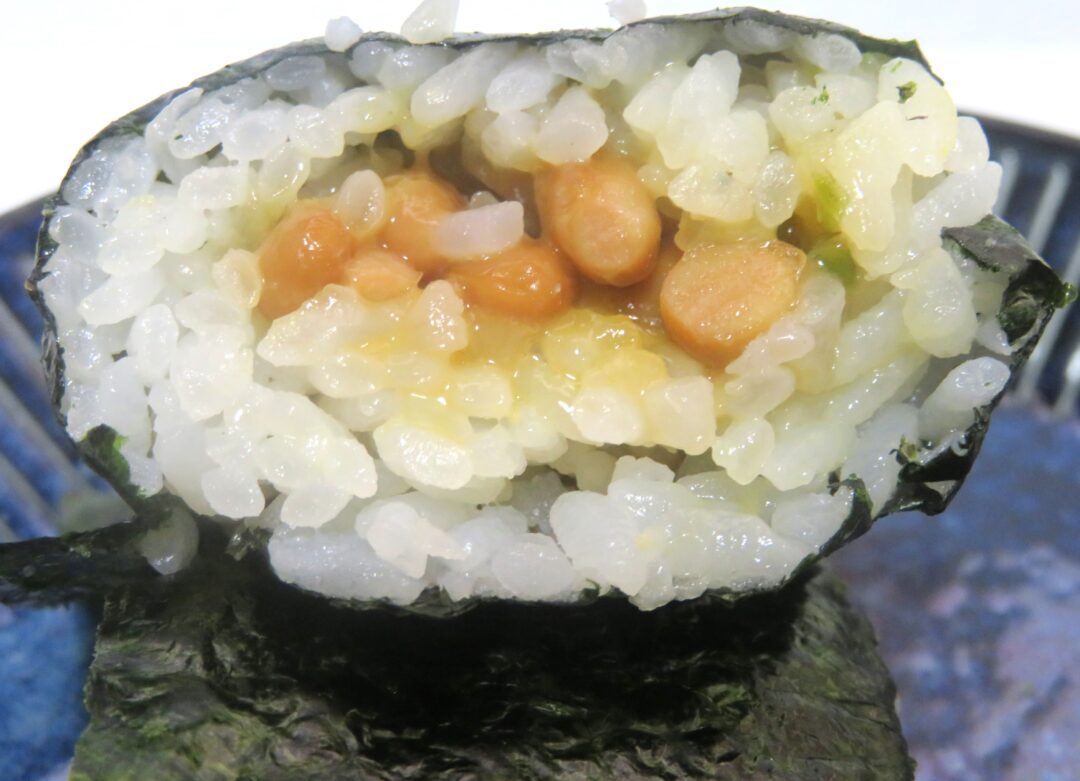 納豆巻き、食べるの大変！ 