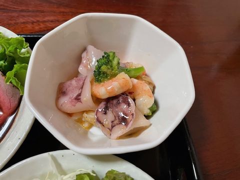 ケンタッキー 『クリスマスメニュー』予約開始、特典の絵皿は2024年が最後、パーティバーレルやクリスマスパックを販売、新商品「濃厚ホワイトティラミス」「オマール仕立ての特製ラザニア」も 食品産業新聞社ニュースWEB ｄメニューニュース NTTドコモ