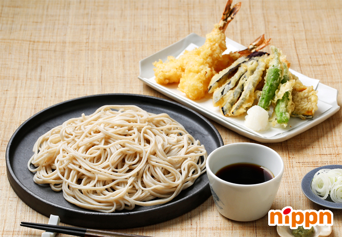 折角なので、人気商品の作り方や裏話。そば屋では温かく具材の乗っている商品を 種物と言います。天ぷらそばの種は そうです！ やぶそばの人気メニュー天種と言うわけです。 種にたいして、お蕎麦は台と表現します。蕎麦台の上に天種がのって天ぷらそば。 他のお店でも