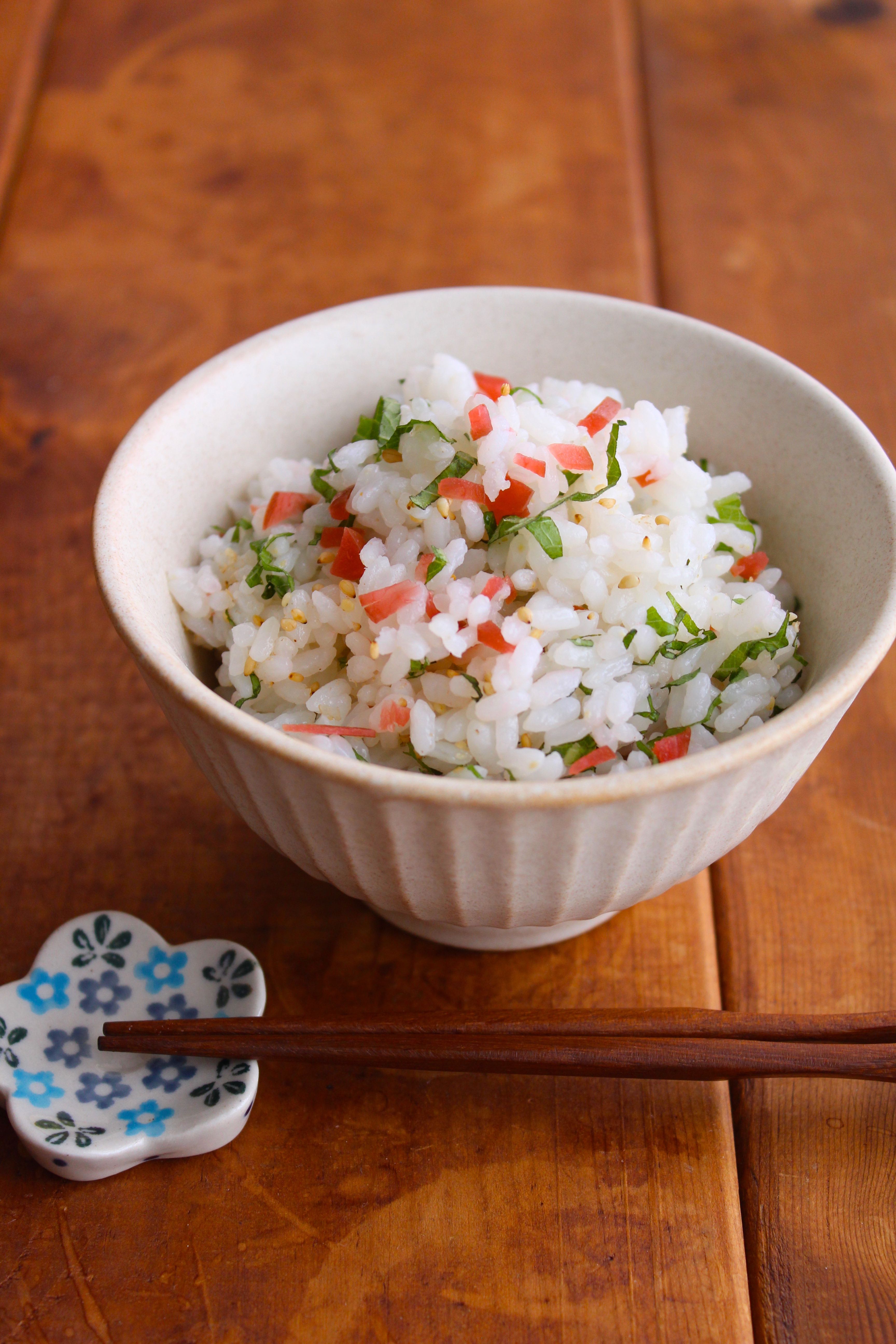 すりごまたっぷり！カリカリ梅とちりめんの玄米混ぜご飯