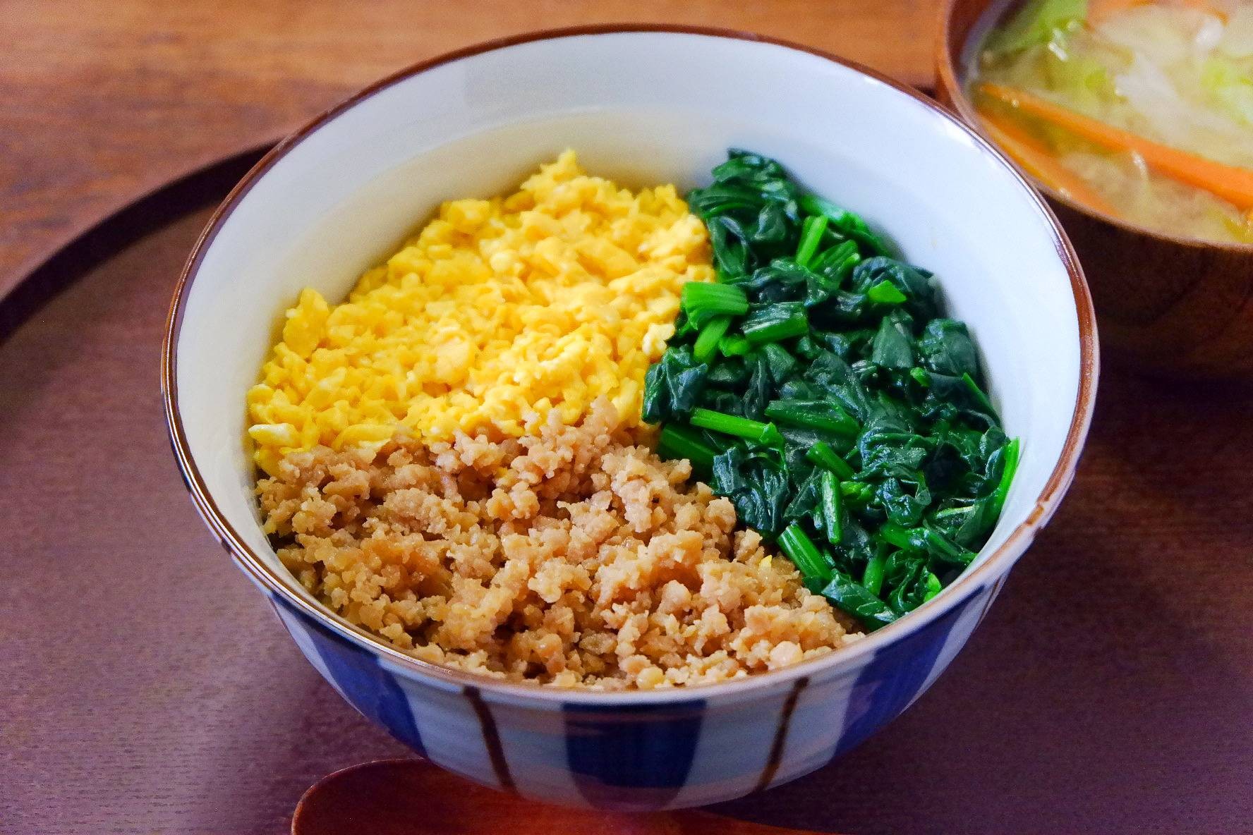 鶏そぼろと炒り卵の丼弁当とアレンジおにぎりtoiro note 〜トイロノート〜 家族が笑顔になる、いつものごはんを彩るレシピサイト