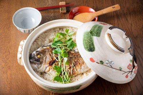 鯛めし 愛媛の郷土料理「鯛めし」の簡単レシピ 松山・今治＆宇和島の2種類をご紹介 土鍋で本場の味を簡単に作れる！ -ハピキャンキャンプ・アウトドア情報メディア