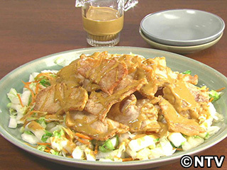 レンジでトマトハンバーグ＜材料 2人分 ＞ 合いびき肉 200g 卵 1個 パン粉 大さじ4 牛乳 大さじ4 トマトの水煮 カットタイプ200g 砂糖 大さじ1 ウスターソース 大さじ1 顆粒コンソメスープの素 小さじ1 塩 適量 こしょう 適量 ドライパセリ 適量 黒こしょう 粗