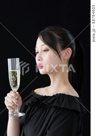 持ち方間違ってるよ ？「グラスやコップ」の正しい使い方モテる女のマナー講座 vol.10 ananweb