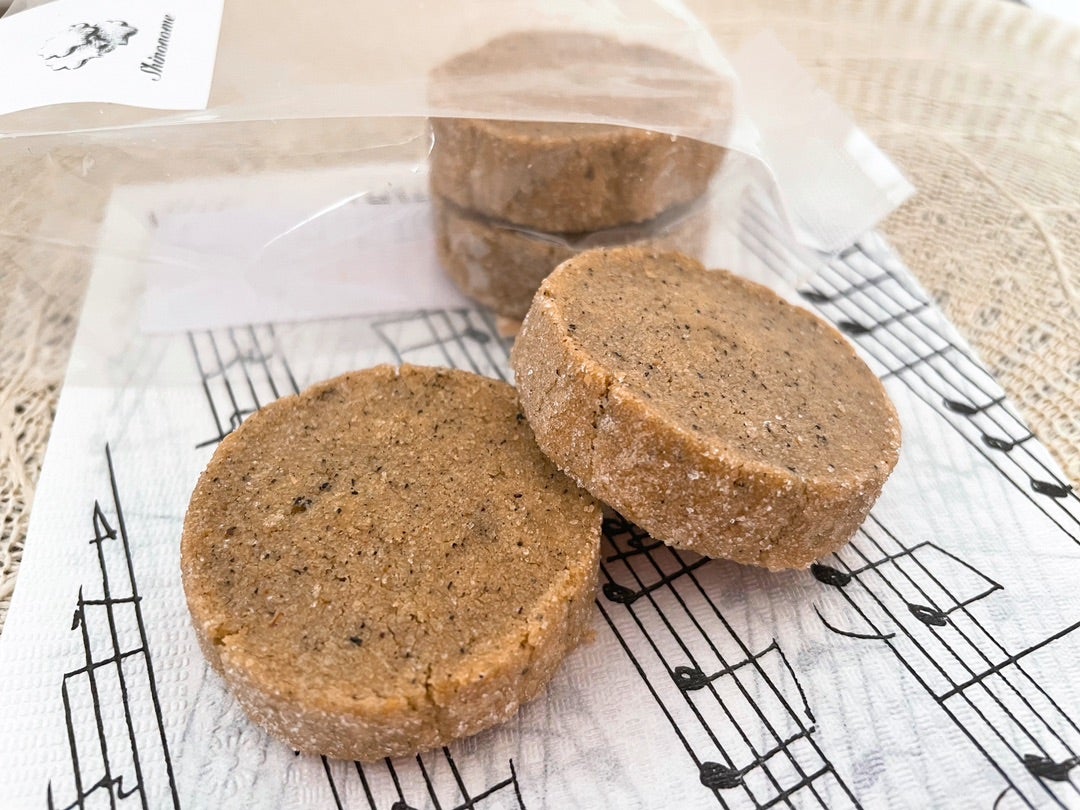 しばらく続く雨 空気が一気に秋になりましたね。 今日から新しいクッキーが登場 チャイクッキー ブレンドした五種のスパイスと紅茶が優しく香る周りの砂糖がシャキシャキと スパイスのいい香りが鼻から抜ける これからの季節にぴったり。 菓子屋シノノメではスパイス好き