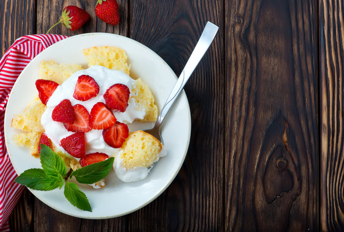 材料4つ 炊飯器で作る！いちごのショートケーキ作り方！ , 材料, ◯ショートケーキ, ・ホットケーキミックス150g, ・卵2個,・絞るだけホイップ3, ・いちご, 1.卵を溶き、ホイップを入れて混ぜる。, 2.ホットケーキミックスを入れて混ぜる。, 3.炊飯釜に入れて整える。,4.通常炊飯で1回加熱する。, 5.粗熱を取ってお皿に出し、半分に切り分ける。,