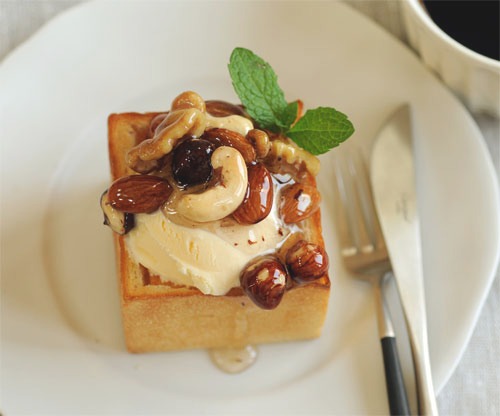 ナッツとドライフルーツのハニートースト