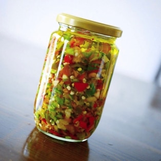 切って混ぜるだけ！ 青唐辛子の超万能 ニンニクオイル漬けクラシル