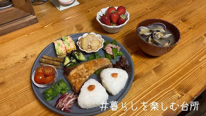 ワンプレート 和食ごはん🍚💞 こんにちは🌸今朝の和食朝ごはん🥣 数日前に塩麹漬けした鰤を焼きました🐟 塩麹はいつも茅乃舎さんの物 3枚目数日漬け込んだ時は塩麹を洗って、 水分をキッチンペーパー拭き取ってから焼きます✨ 献立 いくらおにぎり やみつきピーマン