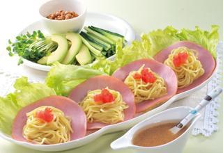 春野菜とホワイトロースハムの金ごまサラダ