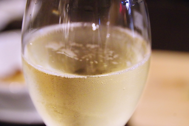 シャンパンとスパークリングワインの違いとは？定義や製法を解説！HANKYU FOOD おいしい読み物フード 食品・スイーツ 阪急百貨店公式通販HANKYU FOOD