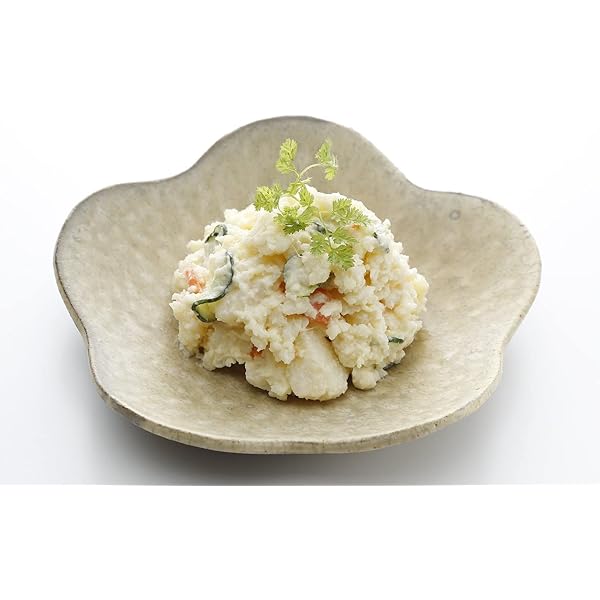 ポリポリ食感が楽しい！ 『成城石井 和風だしを効かせたいぶりがっこチーズ』 1個 税込431円 成城石井で人気のチーズ加工品から新商品が登場！ぽりぽりの食感と燻製の香りが楽しめるいぶりがっこを、まろやかなクリームチーズと和食料理長監修の和風だしで和えました