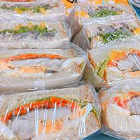 ワックスペーパー サンドイッチ用ノンスティックワックスシート 100 枚 ビスケット キャンディ サンドイッチ 点心 クロワッサンペストリーなどの食品サービス用品 サンドウィッチの包み方＊ クッキングシートで包んでみました。 今回はキャンディ包み 食パンより小さめの