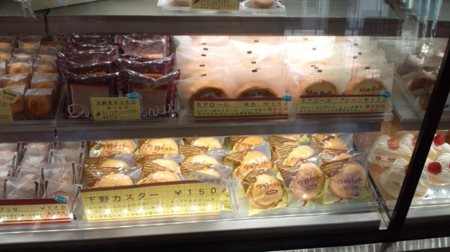 おはようございます🎄 いよいよ始まりました クリスマス🎄 本日は通常のホールケーキや下野カスターなどのおやつ菓子の販売はお休みさせていただいております。 焼き菓子、クリスマスタイプの生デコレーション、カットケーキは少しですが販売させていただいております