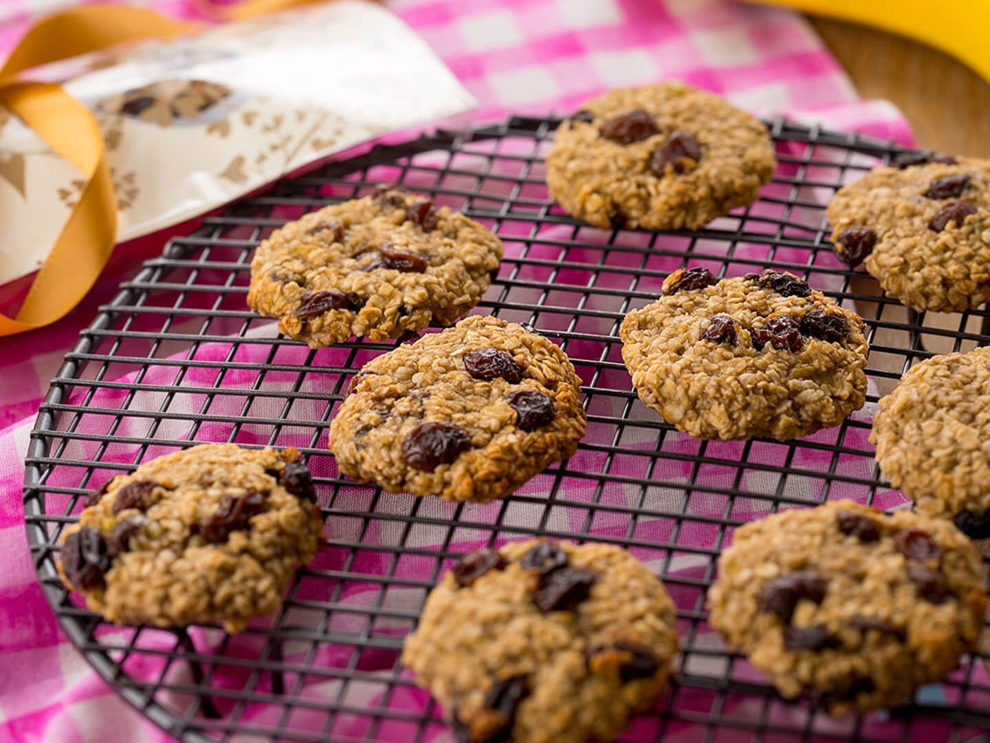 美活レシピ美容・健康. 美腸！オートミールきなこクッキー🍪 袋で混ぜて、シートの上で伸ばして レンチンするだけ！ 最低限の洗い物👏オーブンの予熱も要らないからチャチャっと❣️ あとで作りたくなったり 見返す為に 保存お願いします🫶 卵、オイル、乳製品