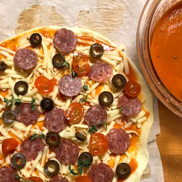 トマトとサラミのカプレーゼピザ東芝ライフスタイル株式会社