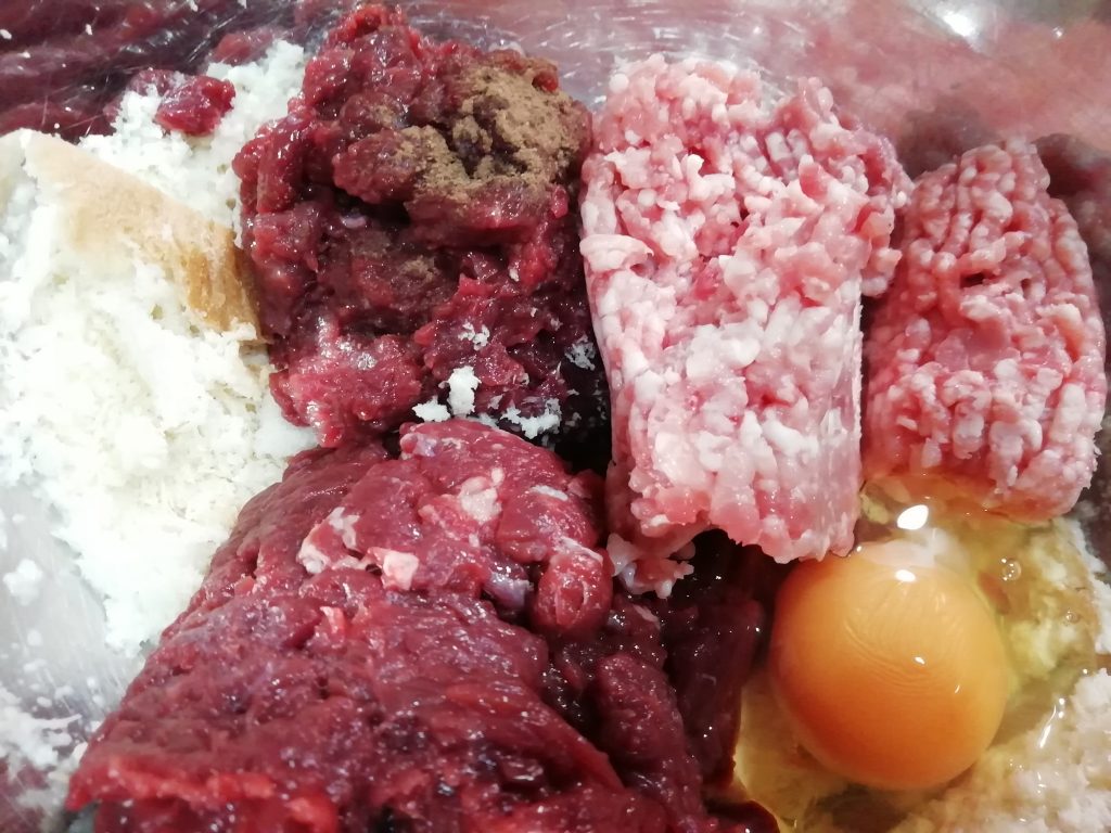 『鹿肉のボロネーゼ』, 本格ボロネーゼをお家で簡単に作れます！, 鹿肉は歯応えもあり、濃厚なお肉で食べやすいんですよ⑅︎◡̈︎*なかなか手に入らないかもしれませんが、牛ひき肉でも代用できるレシピです。,おもてなし料理としても、あまり物の野菜を使って今日の献立としてもなんだか特別なボロネーゼ。, 是非試してみてください！,レシピはプロフィールから見れます☝︎,ジビエ