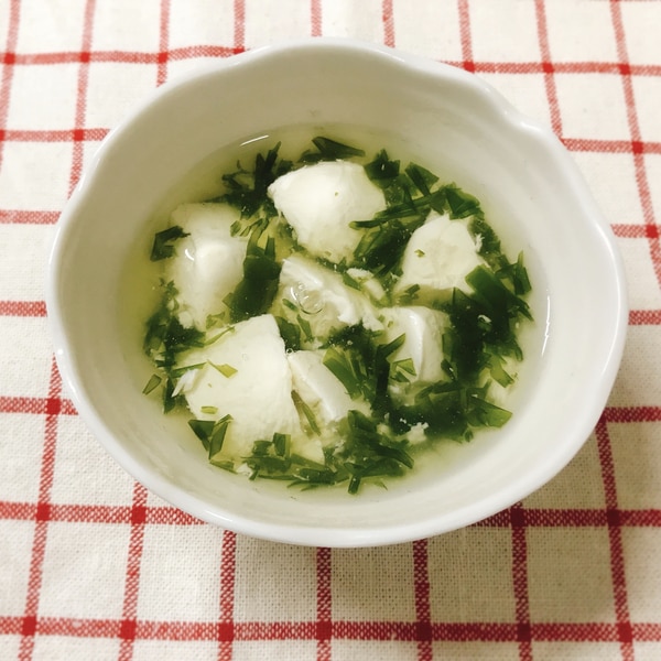 お湯注ぐだけ！豆腐とわかめのヘルシースープ