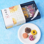 年末年始のお土産に、スアンのあんフラワークッキーはいかがでしょうか？ 餡子と米粉にバターとアーモンドプードル、寒天粉で作っております。ボウロのような、優しいお味です。 スイーツもお米で作るベトナム🇻🇳に習い、グルテンフリークッキー。 缶入り14個〜16個入り