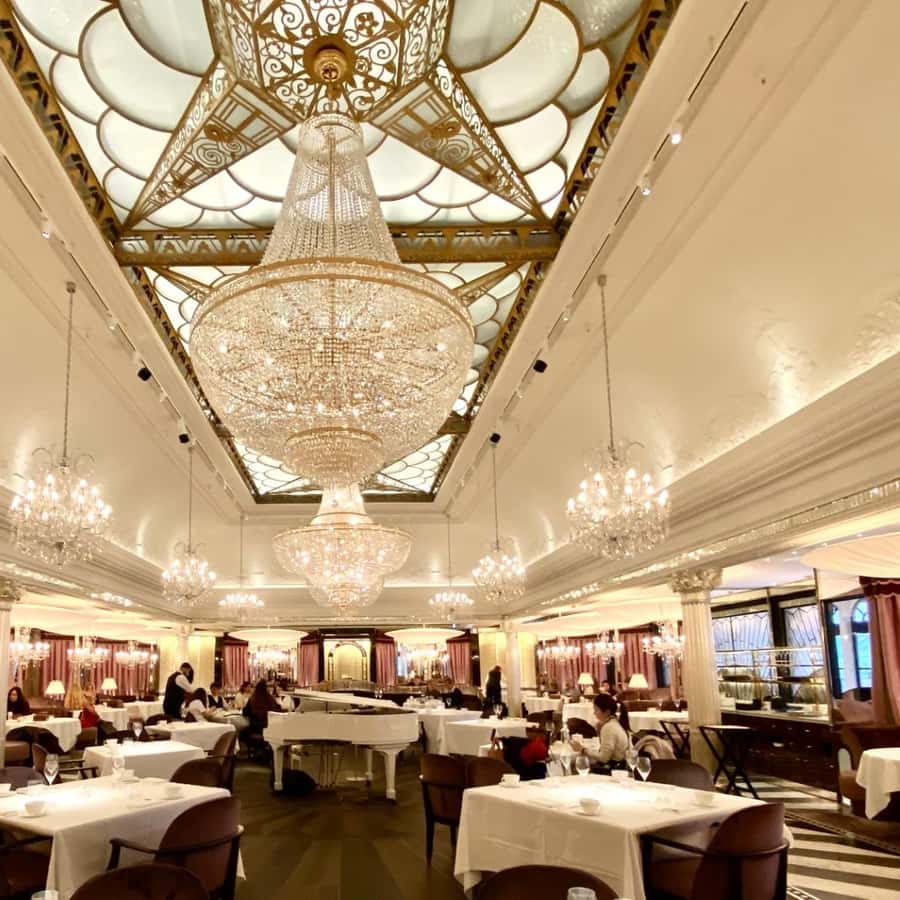 Afternoon Tea @harrods @harrodsrestaurants ハロッズ The Georgian 素敵な空間でいただいた アフタヌーンティー🤍 お席が広くてベビーも楽しそうだった！ 同じフロアに授乳室やChanging Roomがあって便利でした🙆🏻‍♀️💕