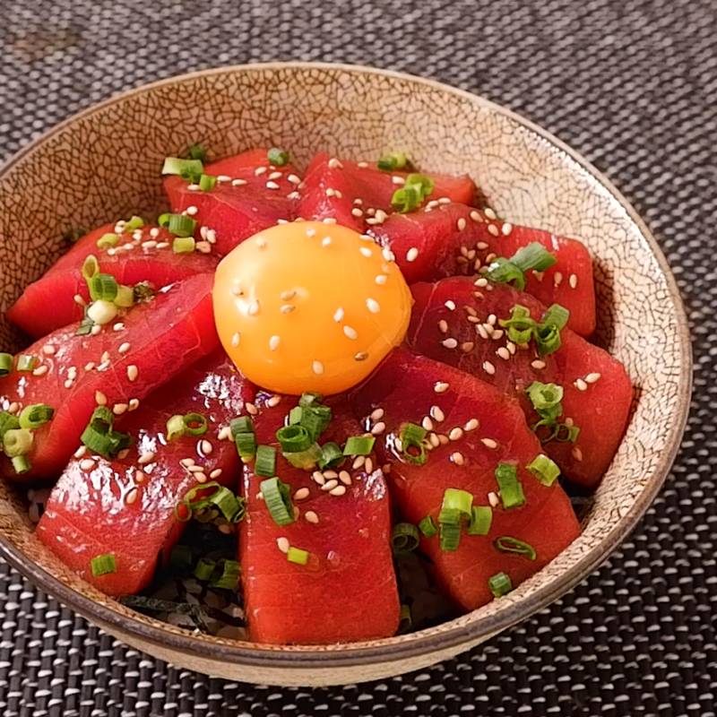 マグロ丼の献立集 人気定番や10分レシピ、野菜たっぷりの3つから♪ - macaroni