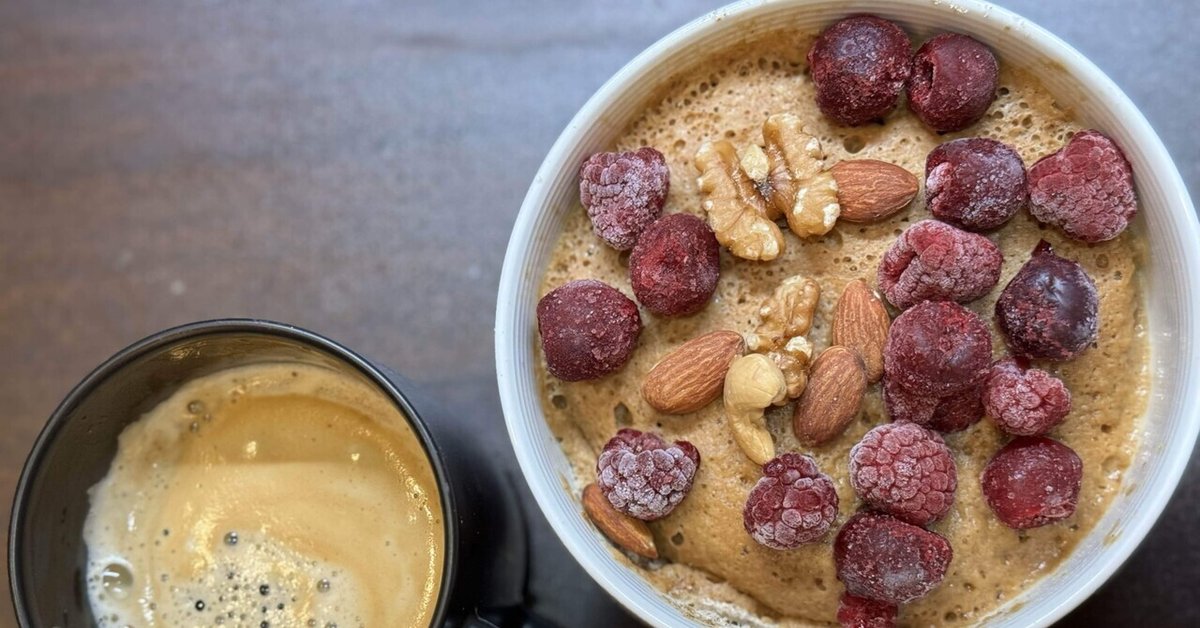 嫁にもろてプロテインマグケーキ@nagichapi さん ＼ 抹茶玄米茶 嫁マグ🍵🍃🍂@naturanola1_foryouビターチョコ抹茶&塩キャラメルのせ久々の抹茶玄米茶嫁マグ😘やっぱりこの味付けすきだな😍クリームもきなこで