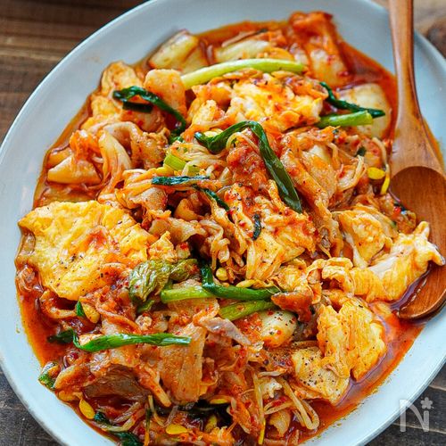 スタミナ満点！豚キムチ丼 温泉卵をのせて