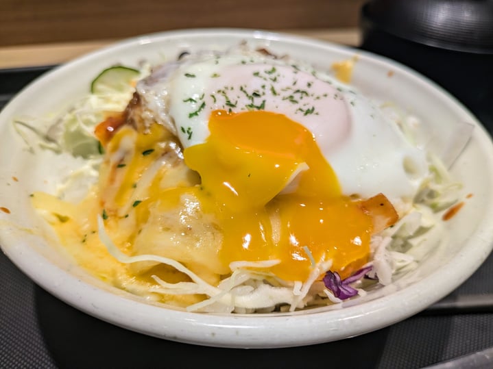 松屋が仕掛ける“丼の再発明” チーズバーガー丼登場！すき家はナポリタン牛丼で対抗まるっと飲食情報局 G-FACTORY