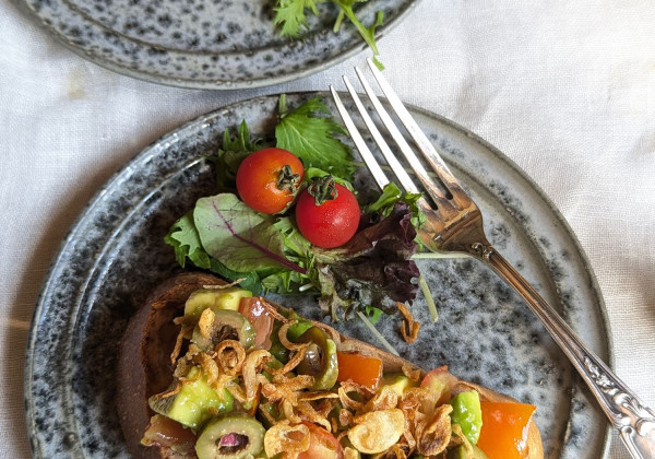 レシピ＞小ヤリイカのトリフォラーティトリフォラーティとは薄切りの野菜や肉をパセリとニンニク、オリーブオイルでフライパンで炒め煮する調理方法のことです。そのまま食べるほか、付け合わせでもいいし美味しいパスタのソースとしても使えます。今日は春先が旬の 小