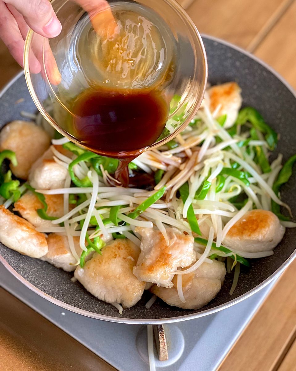 ごはんによく合う！ 鶏肉ともやしのポン酢マヨ炒め