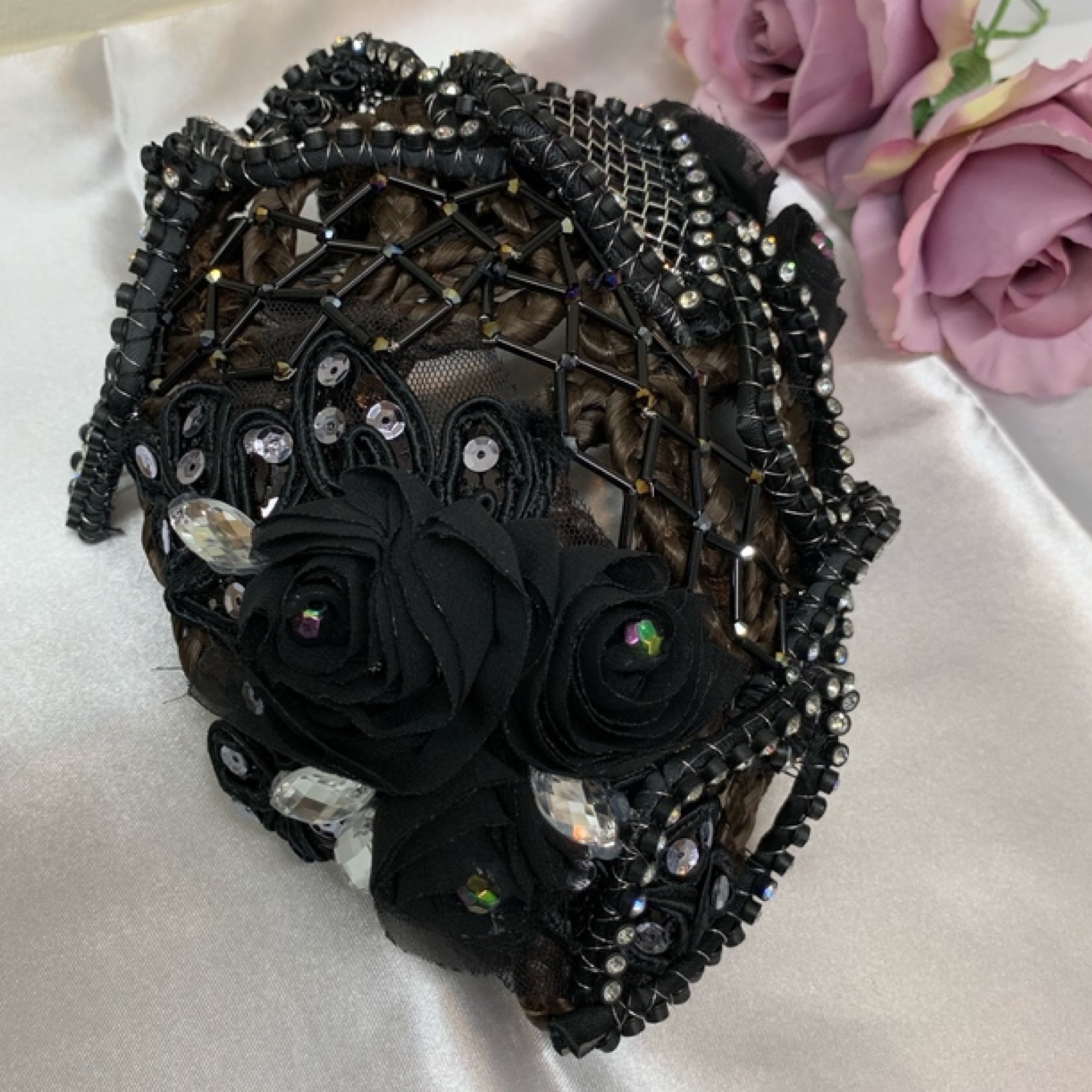 キャップ被った時一つ結びであの穴に通すの、便利なんですが、なんか変なんですよね。お団子にしちゃうとキャップの後ろが押されて深く被れないので、下の方でアレンジしても上に髪の毛のボリュームがくるお団子を紹介します🍡