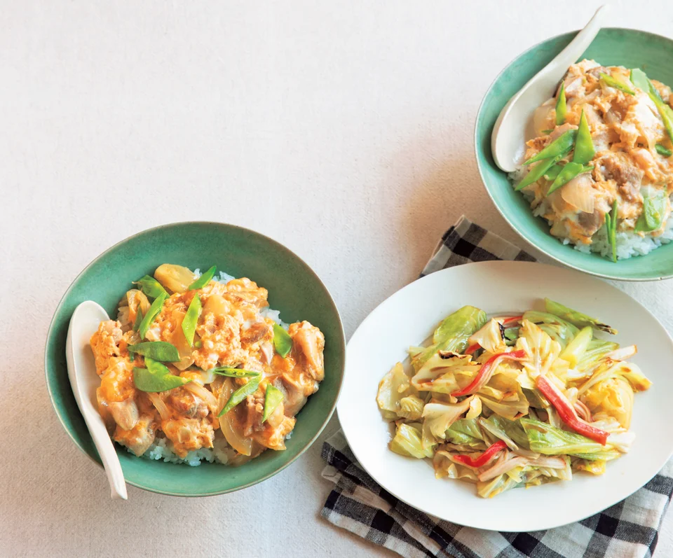 簡単！贅沢親子丼の献立 副菜：キャベツのロール漬け、汁物：「具たっぷり味噌汁」なす 減塩 献立・メニュー 味の素パーク たべる楽しさを、もっと