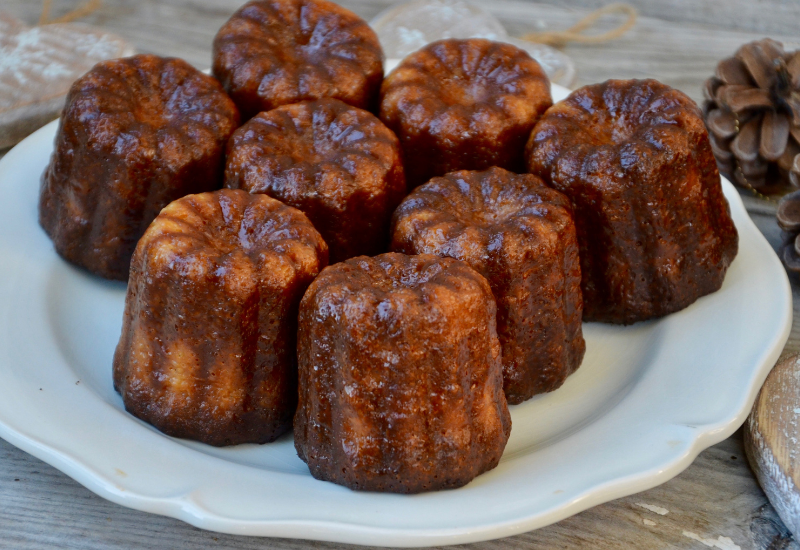 Canelé』 カヌレ フランスのボルドー地方に伝わる伝統的な焼き菓子 正式名 カヌレ・ド・ボルドー フランス語で「溝のついた」という意味外側のカリカリのテクスチャーと対比して、中側はしっとりとバニラ香る Gâteau traditionnel français de la régionde Bordeaux en