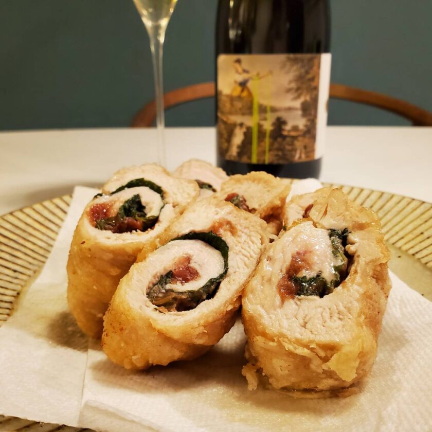 鶏むね肉の梅しそポン酢⬇️, ⁡, 〜材料4人分〜, ⁡, ・鶏胸肉2枚〜3枚, ・酒大さじ2, ・塩コショウ適量, ・片栗粉 大さじ2〜3, ・大葉1パック, ・梅干し1.2個 なくてもオッケー , ⁡, ★砂糖小さじ1, ★ポン酢大さじ2,★ごま油、オイスターソース、いりごま大さじ1, ⁡, ①鶏胸肉を一口代の削ぎ切りにする, ⁡,