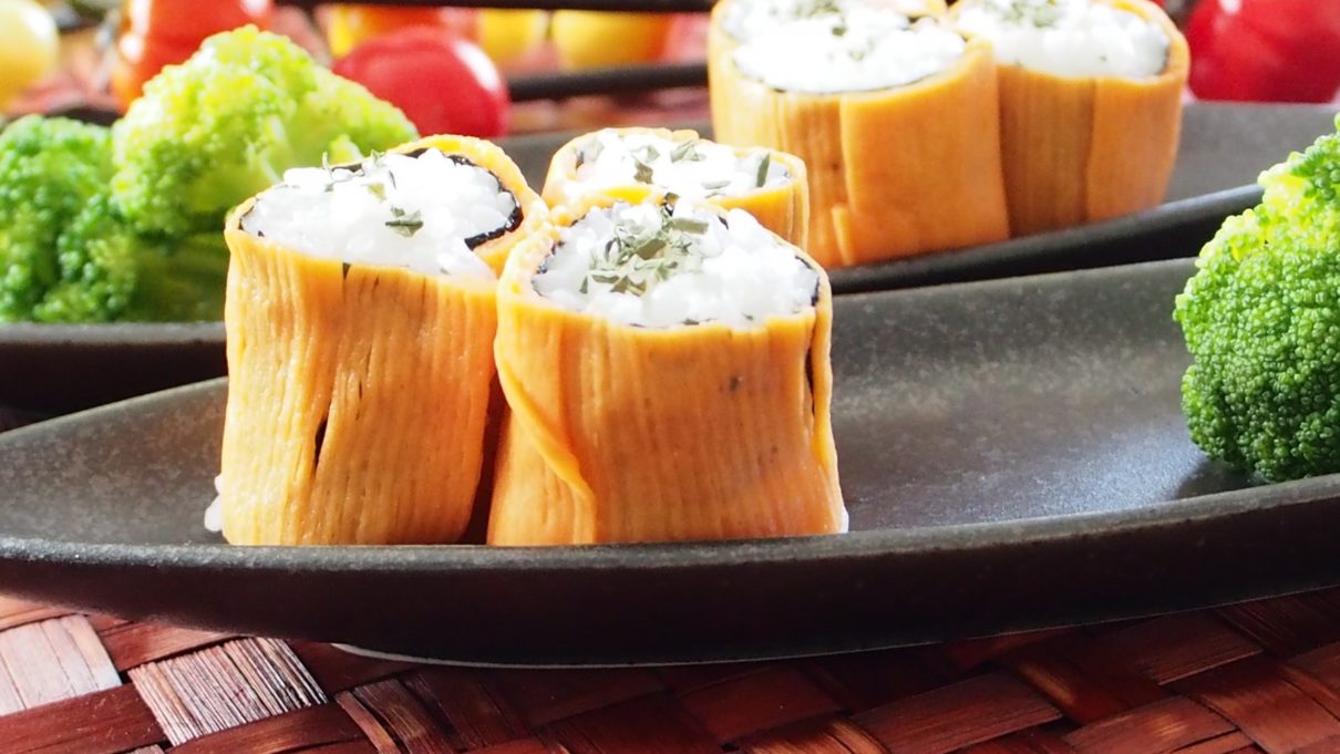 だし巻き玉子 ２〜３人分① 耐熱容器に水 １５０ml かつお節 ２パック１０g を入れ、電子レンジ ６００W で２分加熱。濾してかつお出汁 をとり、しょう油 小さじ１ みりん 小さじ２ を加えて、粗熱がとれたら片栗粉 小さじ１ を加えて混ぜる ② ボウルに卵