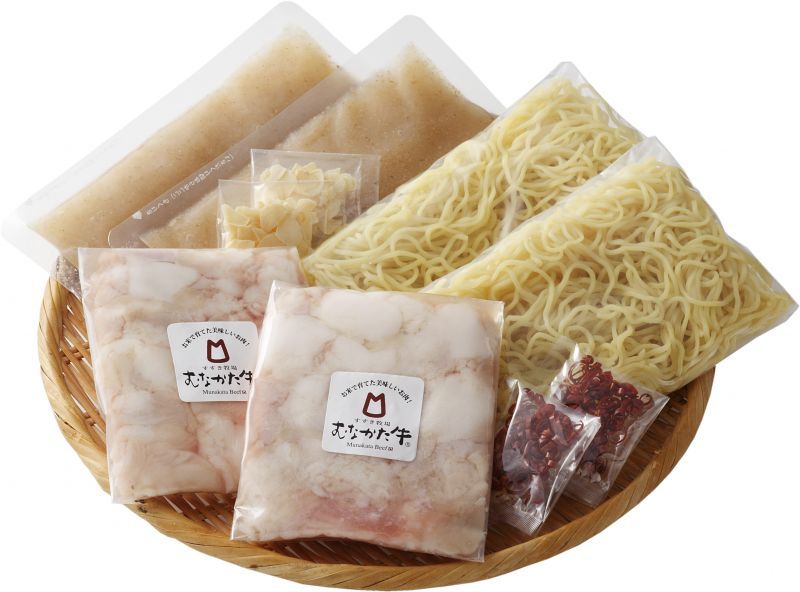 我が家のもつ鍋recipe愛用の白だしとお醤油だけのシンプル♡ 野菜の旨味とホルモンの旨味で完璧‼︎ recipe キャベツ 1 2個 長ネギ1本 豆腐 1丁 薄揚げ ３枚 ホルモン 500g ニラ 1束〜2束 ニンニクスライス 唐辛子 白だし 大さじ5〜 醤油 大さじ1〜 塩小さじ1 2〆の